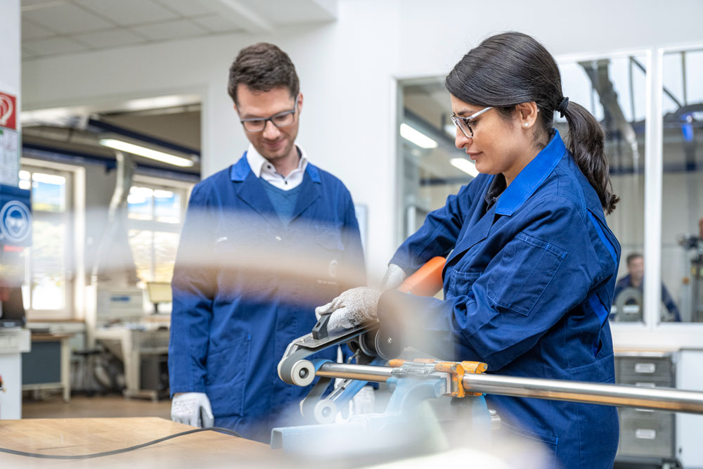 Bild Hermes Mitarbeiter beim Schleiftraining