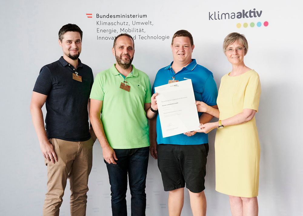 Gruppenbild Urkundenüberreichung Hermes Österreich Klimaschutzinitiative 