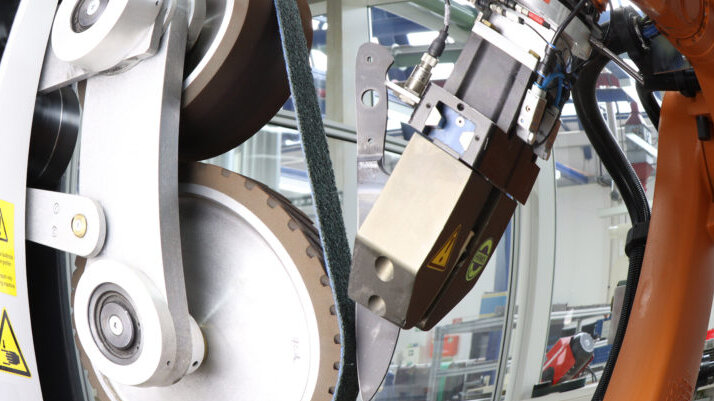 Roboterschliff Hermes Schleifvliesband webrax-AN 701 flex Anwendungsbild Roboterschliff mit Hermes Schleifvliesband webrax-AN 701 flex